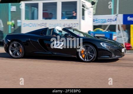 Joe Eagle alla McLaren 650S al Brighton National Speed Trials 2017. Si tratta del più antico evento automobilistico del Regno Unito, che si svolge nella città costiera sud-orientale di Brighton. Madeira Drive è una strada che corre lungo il lungomare ed è normalmente piena di gente che esplora la spiaggia, il molo e le attrazioni locali. Oggi è trasformato in un corso di prova a tempo 1/4. 2nd settembre 2017. Foto Stock