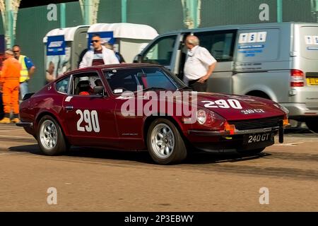 Peter Newman guida un Datsun 240Z (Nissan S30/Nissan Fairlady Z) al Brighton National Speed Trials 2017. Si tratta del più antico evento automobilistico del Regno Unito, che si svolge nella città costiera sud-orientale di Brighton. Madeira Drive è una strada che corre lungo il lungomare ed è normalmente piena di gente che esplora la spiaggia, il molo e le attrazioni locali. Oggi è trasformato in un corso di prova a tempo 1/4. 2nd settembre 2017. Foto Stock