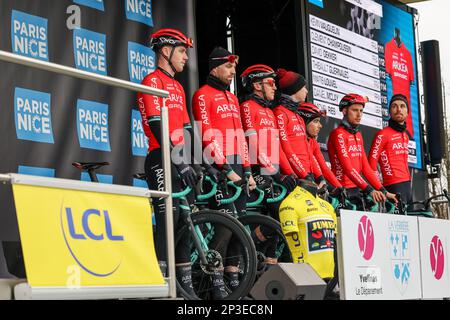 I piloti del team Arkea-Samsic sono stati raffigurati al via della prima tappa della 81st° edizione della gara ciclistica Parigi-Nizza di otto giorni, da e per la Verriere (169,4km), domenica 05 marzo 2023. FOTO DI BELGA DAVID PINTENS Foto Stock