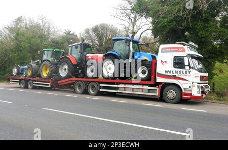 Trattori Walmsley a pieno carico, caricatore basso Volvo Globe Trotter con rimorchio parcheggiato in una layby sulla A75 Scozia Foto Stock