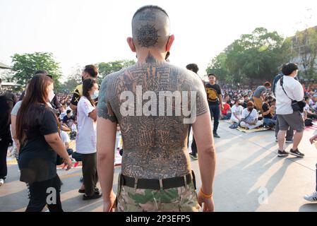 4 marzo 2023, Nakhon Chai si, Provincia di Nakhon Pathom, Thailandia: Il discepolo si riunisce al tradizionale Sak Yant Festival 2023 al tempio di Bang Phra, Provincia di Nakhon Pathom (a ovest di Bangkok), thailandia il 4 marzo 2023. Mostrare rispetto e culto Maestro tatuaggio. (Credit Image: © Teera Noisakran/Pacific Press via ZUMA Press Wire) SOLO PER USO EDITORIALE! Non per USO commerciale! Foto Stock