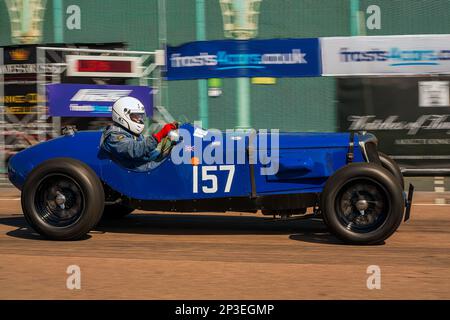 Rob Cobden alla guida di un Riley Falcon Sports al Brighton National Speed Trials 2018. Si tratta del più antico evento automobilistico del Regno Unito, che si svolge nella città costiera sud-orientale di Brighton. Madeira Drive è una strada che corre lungo il lungomare ed è normalmente piena di gente che esplora la spiaggia, il molo e le attrazioni locali. Oggi è trasformato in un corso di prova a tempo 1/4. 1st settembre 2018 Foto Stock