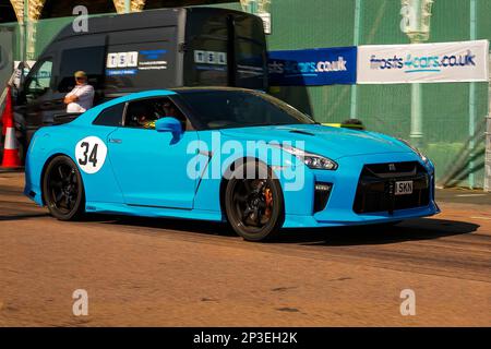 John Miskin alla guida di una Nissan GT-R ai Brighton National Speed Trials 2018. Si tratta dell'evento automobilistico più antico del Regno Unito e si svolge nella città costiera sudorientale di Brighton. Madeira Drive è una strada che corre lungo il lungomare ed è normalmente piena di persone che esplorano la spiaggia, il molo e le attrazioni locali. Oggi è stato trasformato in un corso di prova a tempo del 1/4. 1 settembre 2018 Foto Stock