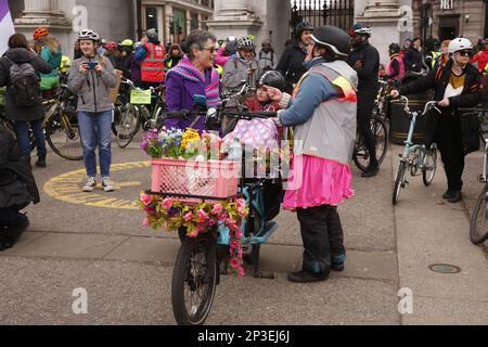 Londra, Regno Unito. 05/Mar/2023 Women’s Freedom Cycle Ride centinaia di ciclisti donne partecipano a un giro in bicicletta attraverso Londra, una settimana prima della Giornata Internazionale della Donna. Il Ride, organizzato dalla London Cycling Campaign (LCC), ha lo scopo di evidenziare la mancanza di disponibilità per le donne cicliste a Londra. La campagna dice che solo un quarto dei ciclisti di Londra sono donne. Credito: Roland Ravenhill/Alamy. Foto Stock