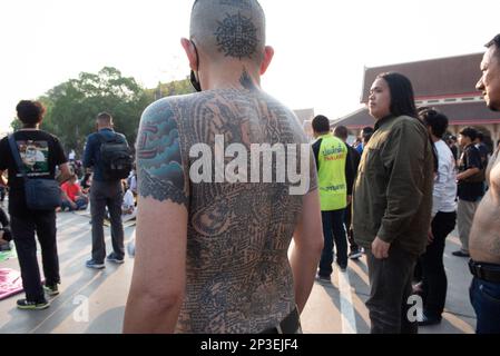 4 marzo 2023, Nakhon Chai si, Provincia di Nakhon Pathom, Thailandia: Il discepolo si riunisce al tradizionale Sak Yant Festival 2023 al tempio di Bang Phra, Provincia di Nakhon Pathom (a ovest di Bangkok), thailandia il 4 marzo 2023. Mostrare rispetto e culto Maestro tatuaggio. (Credit Image: © Teera Noisakran/Pacific Press via ZUMA Press Wire) SOLO PER USO EDITORIALE! Non per USO commerciale! Foto Stock