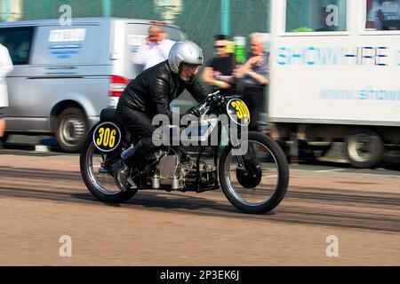 Chris Illman in sella a un Bayley-Cole DT Douglas al Brighton National Speed Trials 2017. Si tratta del più antico evento automobilistico del Regno Unito, che si svolge nella città costiera sud-orientale di Brighton. Madeira Drive è una strada che corre lungo il lungomare ed è normalmente piena di gente che esplora la spiaggia, il molo e le attrazioni locali. Oggi è trasformato in un corso di prova a tempo 1/4. 2nd settembre 2017 Foto Stock