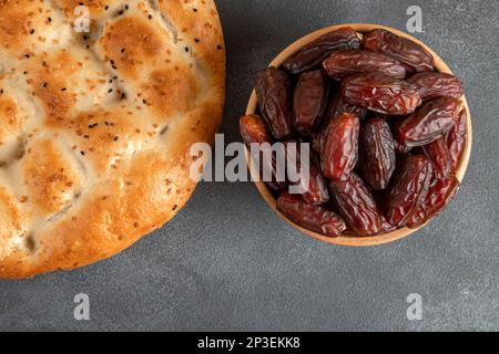Frutta di data, tradizionale pita ramadan, vista dall'alto Foto Stock