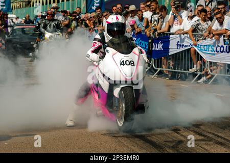 Concorrenti che si preparano e corrono in varie categorie al Brighton National Speed Trials 2015, Madeira Drive, Brighton, East Sussex, UK. Questa immagine presenta Roger Simmons sulla sua Suzuki Hayabusa Turbo che inizia il quarto miglio dritto cronometro contro il tempo. 1st settembre 2018 Foto Stock