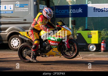 Terence Greyer guida la sua Yamaha YZF R1 2011 al Brighton & Hove Motor Club Speed Trials 2016, Madeira Drive, City of Brighton & Hove, East Sussex, UK. 3rd settembre 2016. 1st settembre 2018 Foto Stock