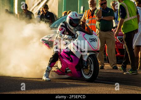 Concorrenti che si preparano e corrono in varie categorie al Brighton National Speed Trials 2015, Madeira Drive, Brighton, East Sussex, UK. Questa immagine presenta Roger Simmons sulla sua Suzuki Hayabusa Turbo che inizia il quarto miglio dritto cronometro contro il tempo. 1st settembre 2018 Foto Stock