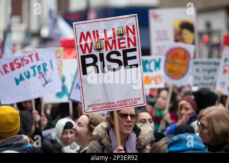 Londra, Regno Unito. 04 marzo, 2023. “Milioni di donne si alzano” e si radunano chiedendo la fine della violenza maschile contro le donne e le ragazze. Foto Stock