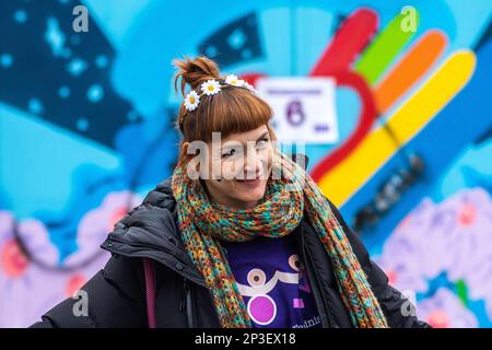 Madrid, Spagna. 05th Mar, 2023. Una donna è vista durante una catena umana per denunciare la violenza contro le donne e rendere visibile la lotta femminista come parte delle attività per la Giornata internazionale della donna. Nel murale appaiono i volti di 15 donne che fanno parte della storia per la loro lotta a favore dell'uguaglianza come Angela Davis, Frida Kahlo, Nina Simone, tra gli altri. Credit: Marcos del Mazo/Alamy Live News Foto Stock