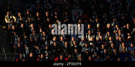 26 Feb 2023 - Manchester United contro Newcastle United - Carabao Cup - Final - Wembley Stadium tifosi del Newcastle United durante la finale della Carabao Cup. Foto : Mark Pain / Alamy Live News Foto Stock