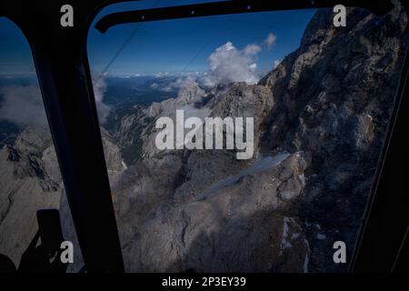 Immagine, attraverso la finestra della funivia di montagna. Il Seilbahn Zugspitze è un tram aereo che collega il lago di Eibsee alla cima di Zugspitze. Visualizza da Foto Stock