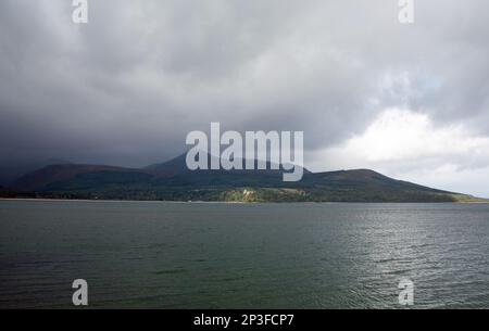 La nuvola che passa sopra Goat è caduta vista da Brodick l'isola di Arran Ayrshire Scozia Foto Stock