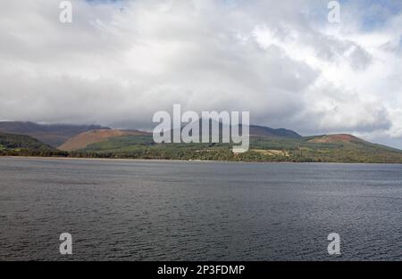 La nuvola che passa sopra Goat è caduta vista da Brodick l'isola di Arran Ayrshire Scozia Foto Stock
