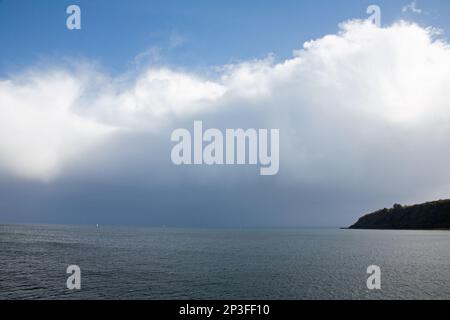 Le nuvole della doccia che si innalzano sopra il Firth of Cylde vicino al terminal dei traghetti di Brodick dal traghetto Isole Caledonie, Isola di Brodick di Arran Scozia Foto Stock