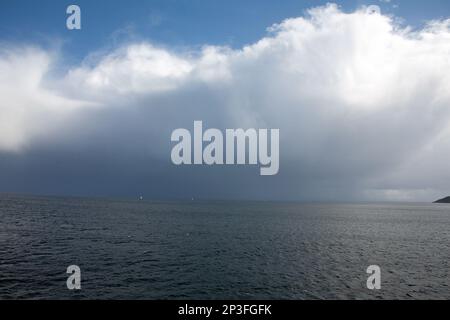 Nuvole di tempesta che passano attraverso il Firth of Clyde visto dal traghetto Caledonian Isles viaggio tra Brodick sull'isola di Arran e Ardrossan Foto Stock