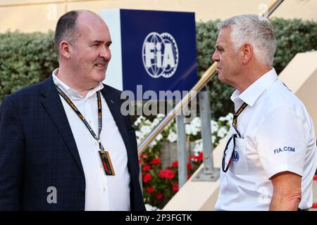 (L a R): Robert Reid (GBR) Vice Presidente FIA per lo Sport con Derek Warwick (GBR) FIA Steward. 05.03.2023. Campionato del mondo di Formula 1, Rd 1, Gran Premio del Bahrain, Sakhir, Bahrain, Giorno della gara. Il credito fotografico dovrebbe essere: XPB/immagini dell'Associazione Stampa. Foto Stock