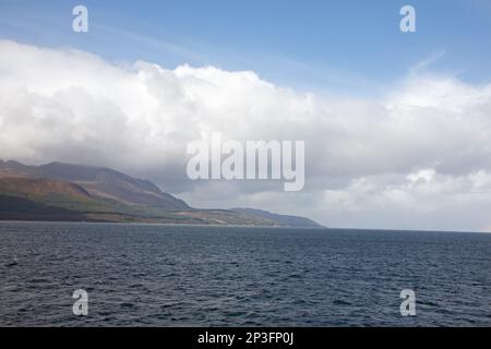 Nuvola che passa sopra Goat cadde come visto dal traghetto Caledonian Isles che viaggia tra Brodick e Ardrossan l'isola di Arran Scozia Foto Stock