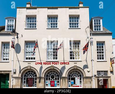 Edificio dell'ufficio postale di Broad Street con le bandiere di Union Jack che celebrano il Giubileo, Lyme Regis, Dorset, Inghilterra, Regno Unito Foto Stock