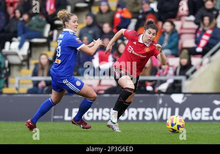 Lucia Garcia del Manchester United (a destra) si allontana dalla Sophie Howard di Leicester City durante la partita della Super League delle donne Barclays al Leigh Sports Village, Manchester. Data immagine: Domenica 5 marzo 2023. Foto Stock