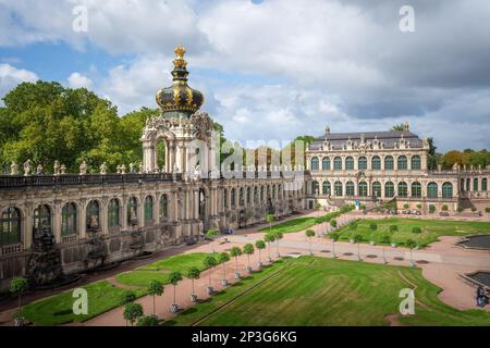 Palazzo Zwinger con porta della Corona (Kronentor) e Gabinetto reale di strumenti matematici e fisici - Dresda, Sassonia, Germania Foto Stock