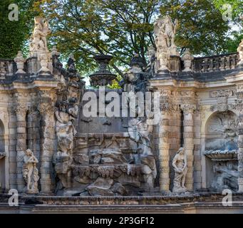 Fontana di Ninfa (Nymphenbad) al Palazzo Zwinger - Dresda, Sassonia, Germania Foto Stock