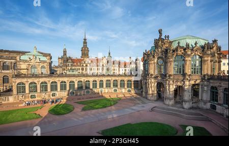 Palazzo Zwinger con il Castello di Dresda sullo sfondo - Dresda, Sassonia, Germania Foto Stock