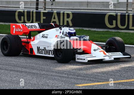 Alain Prost (fra) nella sua McLaren 1984 MP4/2. 05.03.2023. Campionato del mondo di Formula 1, Rd 1, Gran Premio del Bahrain, Sakhir, Bahrain, Giorno della gara. Il credito fotografico dovrebbe essere: XPB/immagini dell'Associazione Stampa. Foto Stock