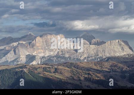 Vista panoramica sulle Dolomiti, vista dal Passo Sella, Trentino-Alto Adige, Italia Foto Stock