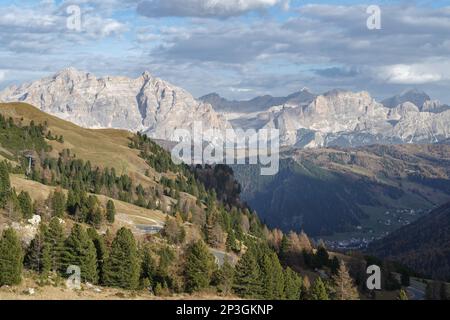 Vista panoramica sulle Dolomiti, vista dal Passo Sella, Trentino-Alto Adige, Italia Foto Stock