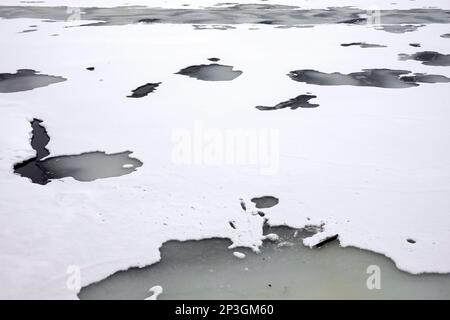 Paesaggio con ghiaccio in fusione sotto la neve sulla primavera vista fiume fino all'orizzonte Foto Stock