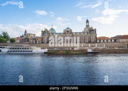 Skyline del fiume Elba con Bruhls Terrace e Accademia di Belle Arti di Dresda - Dresda, Sassonia, Germania Foto Stock