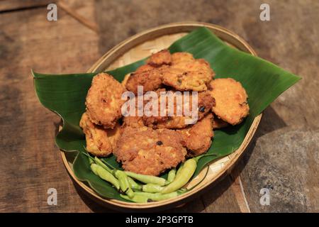 Perkedel Tahu Rempah, purè di tofu con farina, aglio, scalogno e cipolla verde. Su Tavola rustica Foto Stock