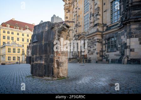 Frammento della cupola della vecchia Frauenkirche distrutta durante la seconda guerra mondiale - Dresda, Soxony, Germania Foto Stock