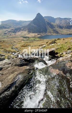 Un torrente che scende verso Tryfan, una montagna nella valle di Ogwen, Snowdonia National Park, Galles (Eryri, Cymru). Llyn Ogwen in vista. Foto Stock