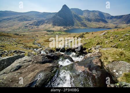 Un torrente che scende verso Tryfan, una montagna nella valle di Ogwen, Snowdonia National Park, Galles (Eryri, Cymru). Llyn Ogwen in vista. Foto Stock