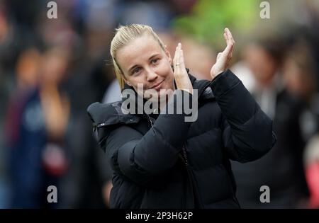 Il Beth Mead dell'Arsenal applaude i tifosi prima della partita finale della fa Women's Continental Tyres League Cup al Selhurst Park, Londra. Data immagine: Domenica 5 marzo 2023. Foto Stock