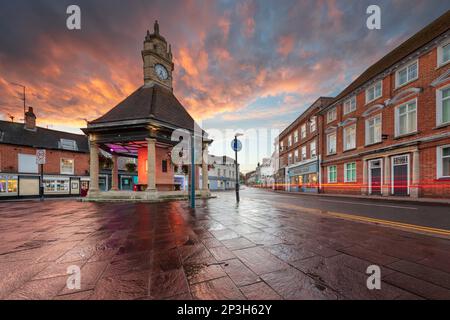 Newbury Clock Tower su Northbrook Street e vista lungo Oxford Street al tramonto, Newbury, Berkshire, Inghilterra, Regno Unito, Europa Foto Stock