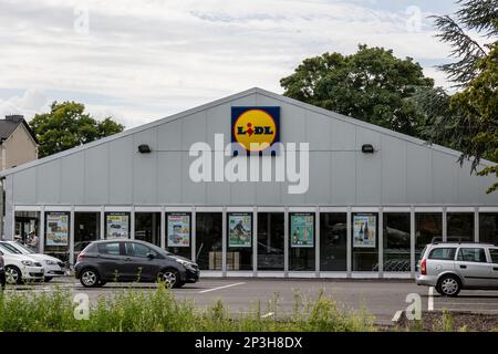 Andernach, Germania - 9 agosto 2021: Facciata di un negozio LIDL con auto sul parcheggio di fronte Foto Stock