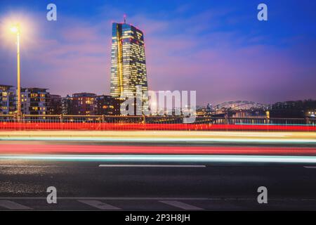 BCE Tower (Banca Centrale europea) di notte con sentieri leggeri - Francoforte, Germania Foto Stock