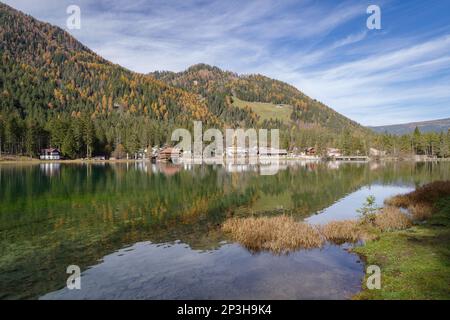 Lago di Dobbiaco, conosciuto anche come Lago di Dobaccio o Dobbiaco See, Alto Adige, Italia Foto Stock