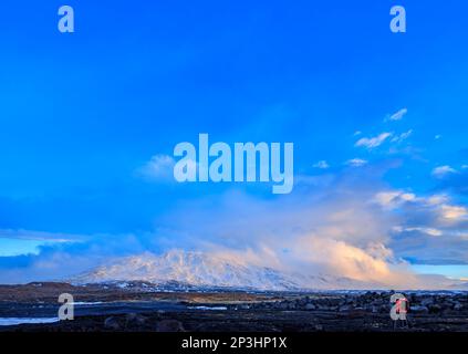 Un fotografo spara un paesaggio di montagna in Islanda. Foto Stock