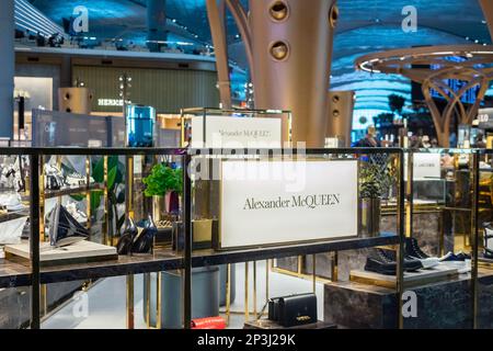 Logo del marchio Alexander Mc Queen nel negozio all'angolo dell'aeroporto internazionale di Istanbul, Turchia. Foto Stock