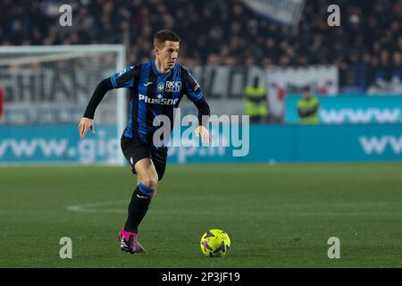Bergamo, Italia. 4th Mar, 2023. Italia, Bergamo, marzo 04 2023: Mario Pasalic (centrocampista Atalanta) guida nella zona di penalità nel secondo tempo durante la partita di calcio ATALANTA vs UDINESE, Serie A Tim 2022-2023 day25 Gewiss Stadium (Credit Image: © Fabrizio Andrea Bertani/Pacific Press via ZUMA Press Wire) SOLO PER USO EDITORIALE! Non per USO commerciale! Foto Stock
