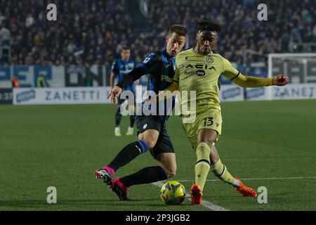 Bergamo, Italia. 4th Mar, 2023. Italia, Bergamo, marzo 04 2023: Destiny Udogie (difensore Udinese) azione difensiva nel secondo tempo durante la partita di calcio ATALANTA vs UDINESE, Serie A Tim 2022-2023 day25 Gewiss Stadium (Credit Image: © Fabrizio Andrea Bertani/Pacific Press via ZUMA Press Wire) SOLO USO EDITORIALE! Non per USO commerciale! Foto Stock