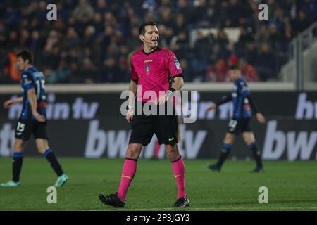 Bergamo, Italia. 4th Mar, 2023. Italia, Bergamo, marzo 04 2023: Davide Ghersini (arbitro) in attesa di un tiro al portiere nel secondo tempo durante la partita di calcio ATALANTA vs UDINESE, Serie A Tim 2022-2023 day25 Gewiss Stadium (Credit Image: © Fabrizio Andrea Bertani/Pacific Press via ZUMA Press Wire) SOLO PER USO EDITORIALE! Non per USO commerciale! Foto Stock