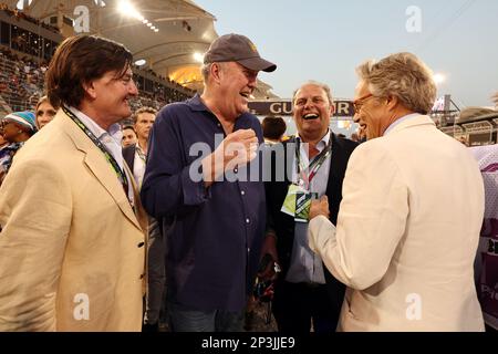 Jeremy Clarkson (GBR) TV presentatore con Charles Gordon-Lennox, Duca di Richmond (GBR) in griglia. Campionato del mondo di Formula uno, Rd 1, Gran Premio del Bahrain, domenica 5th marzo 2023. Sakhir, Bahrein. Foto Stock