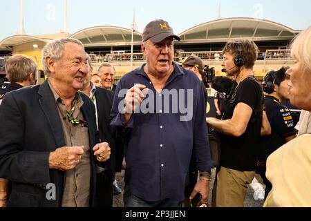 Jeremy Clarkson (GBR) TV presentatore con Nick Mason (GBR) Pink Floyd batterista sulla griglia. Campionato del mondo di Formula uno, Rd 1, Gran Premio del Bahrain, domenica 5th marzo 2023. Sakhir, Bahrein. Foto Stock